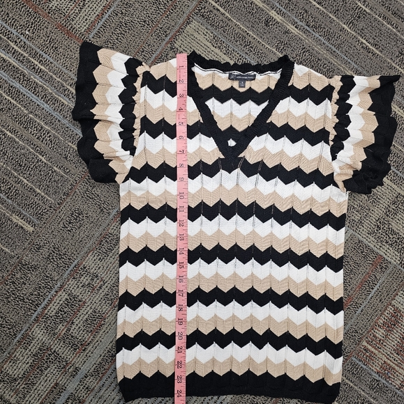 Adrianna Papell‎ Black and White Graphic V- Neck Blouse - Picture 7 of 10